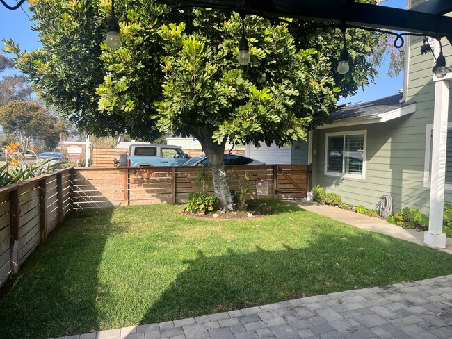 Building Photo - 3bd/2ba House with Remodeled Kitchen and A/C