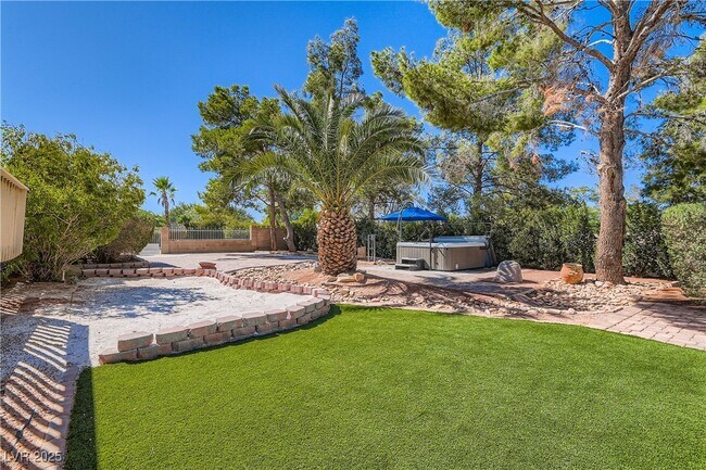 Building Photo - 6690 N Torrey Pines Dr