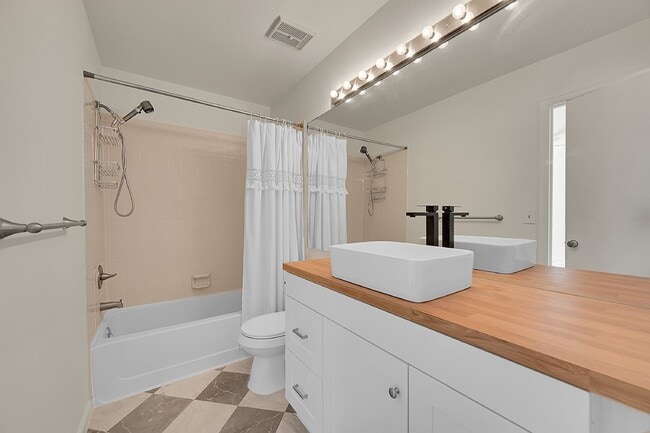 Building Photo - $2,495, 3 beds, 2.5 bath Updated Home in Co Springs with Fenced In Yard!