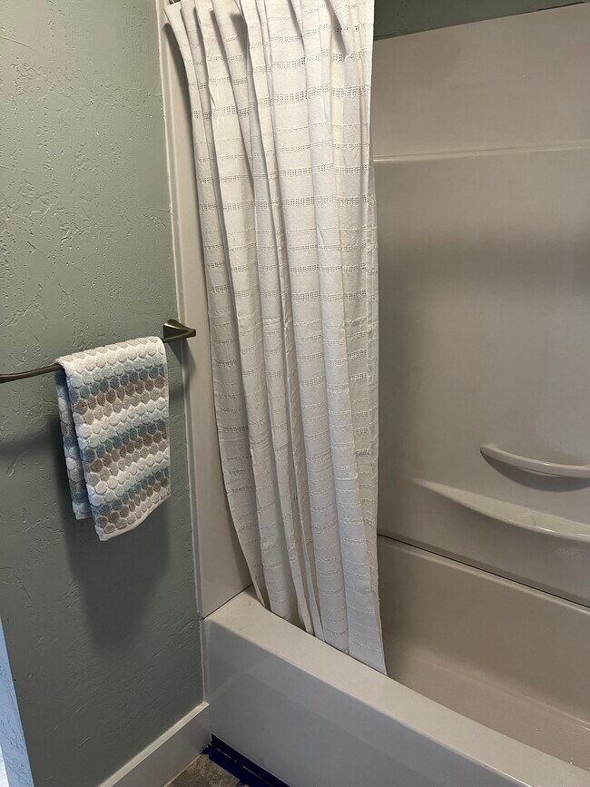 Building Photo - 201 Oak St