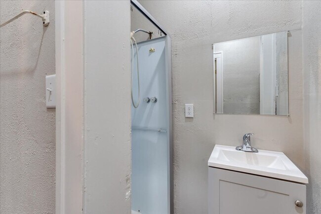 Building Photo - 321 Chautauqua