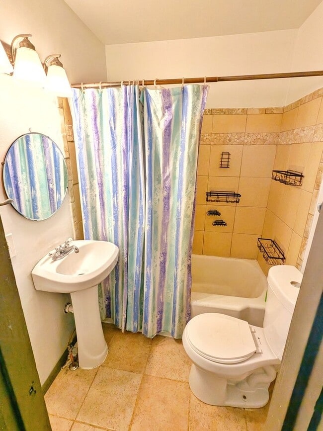 Building Photo - Adorable 2BR 1B in a Historic Neighborhood