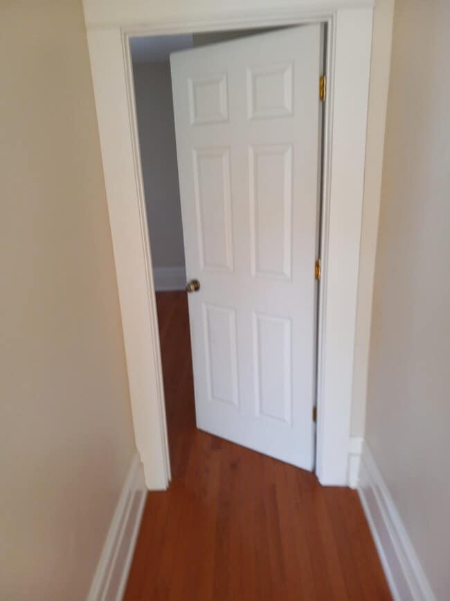 Building Photo - 904 E Chestnut St