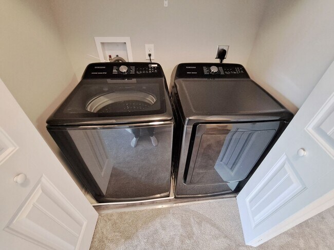 Building Photo - 3 Bed / 2-1/2 Bath  Single Family Town Home w/Attached1 Car Garage