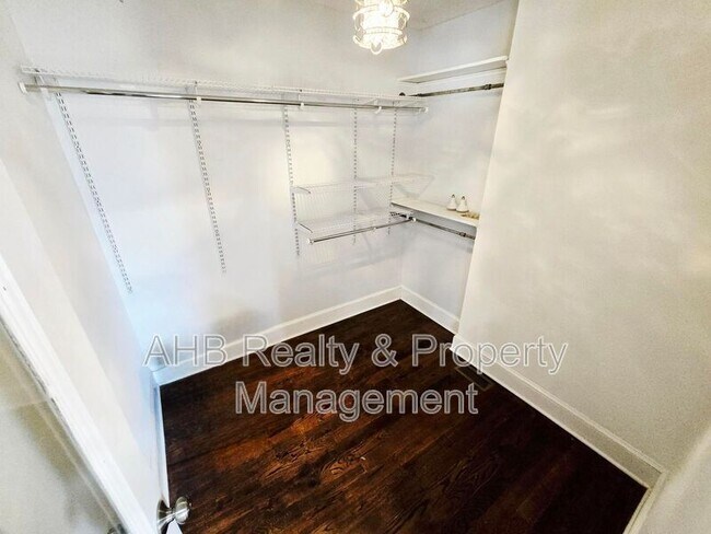 Building Photo - 422 Alamance Rd