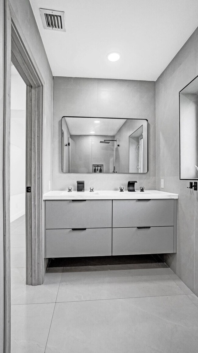 Building Photo - 6700 E Tropical Way