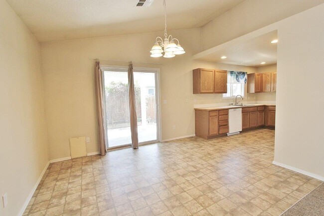 Building Photo - Immaculate Single-Level Home