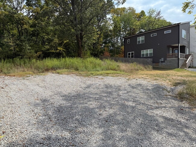 Building Photo - Amazing 3 bed 2.5 w/fenced yard. 10 min fr...