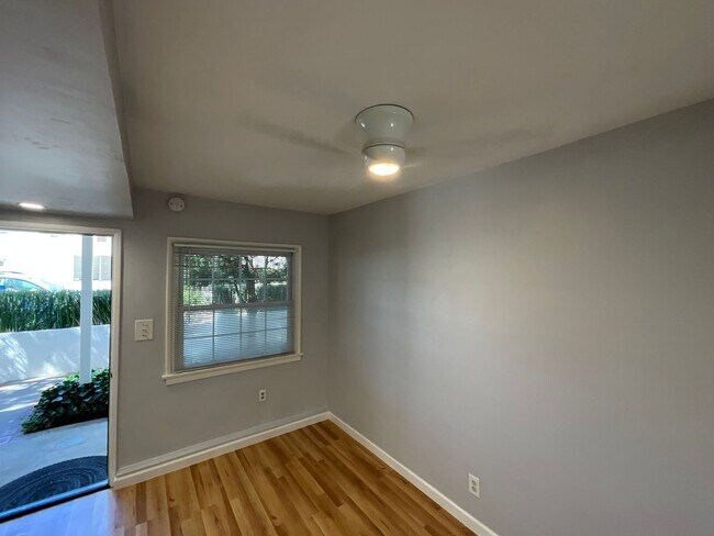 Building Photo - Studio Apartment - North Hollywood -Move I...