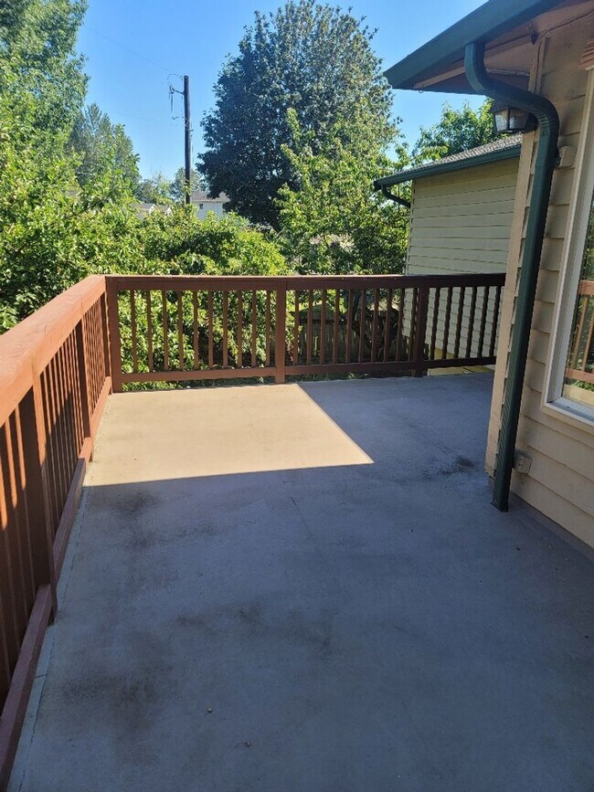 Building Photo - Kent 4 bedroom plus Den and 3 bathrooms & ...