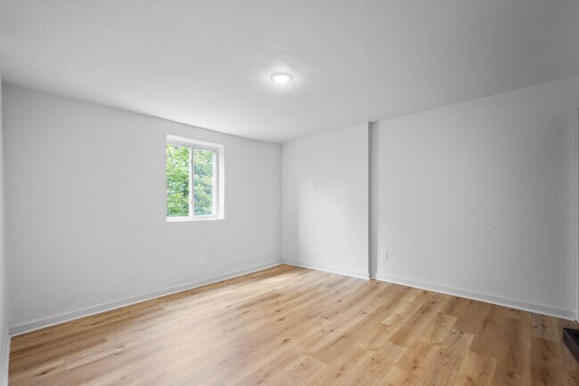 Building Photo - MOVE IN TODAY! 2-BEDROOM IN THE HEART OF C...