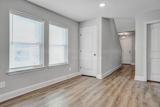 Building Photo - 2735 W Washington St