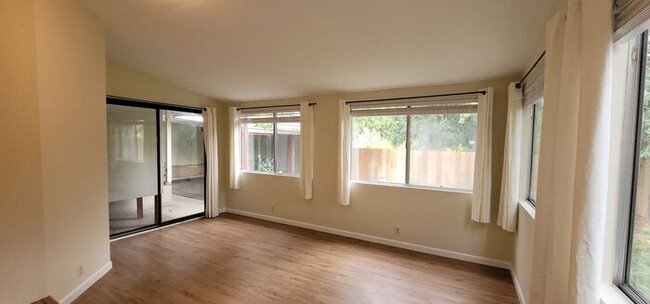 Building Photo - Beautiful, cozy 3 bedroom 2 bath house nea...