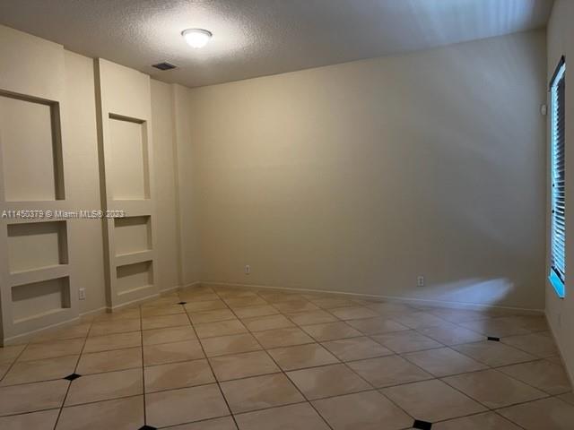 Building Photo - 615 NW 25th Ave
