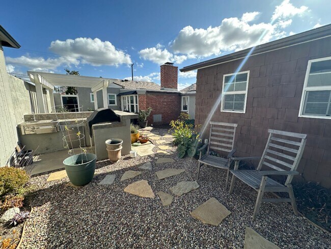 Building Photo - 3 Bdrm/2 Bath Mid-Century Home in Golden Hills Neighborhood of Fullerton