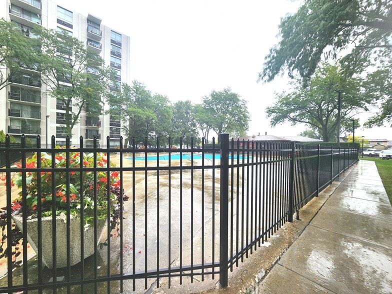 Building Photo - 9009 Golf Rd