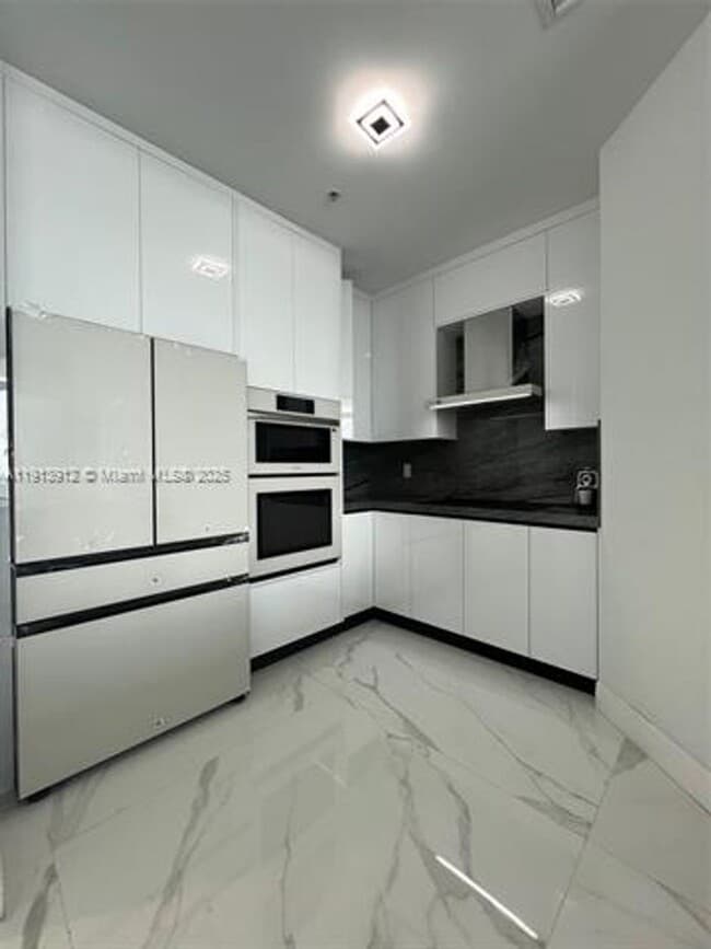 Building Photo - 7910 Harbor Island Dr