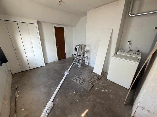 Building Photo - 3 Bedroom Home w/Large Backyard