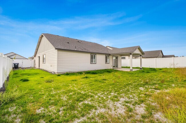 Building Photo - Newer Edgewood Home in Sagecrest Development!