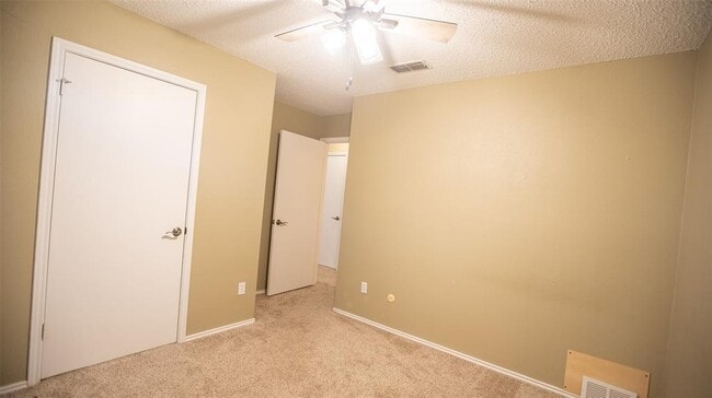 Building Photo - 401 Parkview Dr