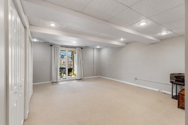 Building Photo - 320 Newbury St