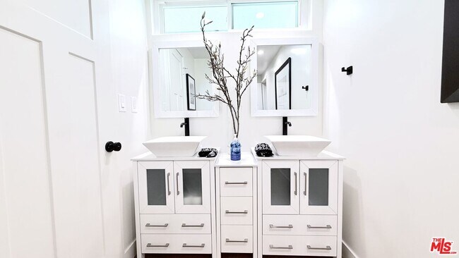 Building Photo - 3852 Sherview Dr