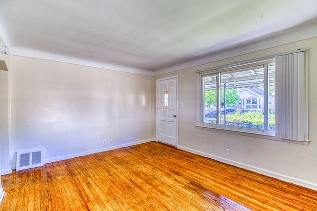 Building Photo - 170 W Maxlow Ave