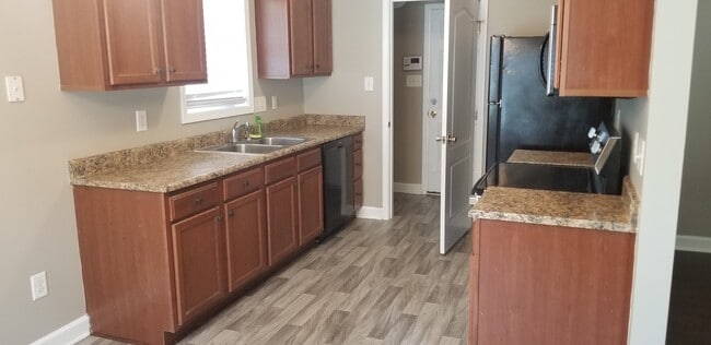 Building Photo - 3706 Pioneer Dr