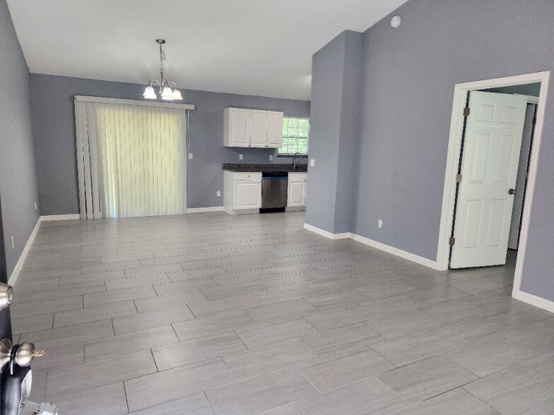 Building Photo - 202 Oak Ln Cir