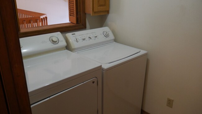 Building Photo - 4 Bed, 3 Bathroom House with Fenced in Bac...