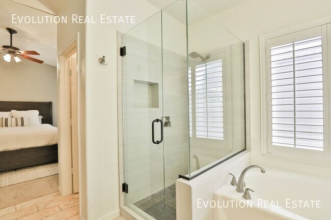 Building Photo - 1542 E Beacon Dr