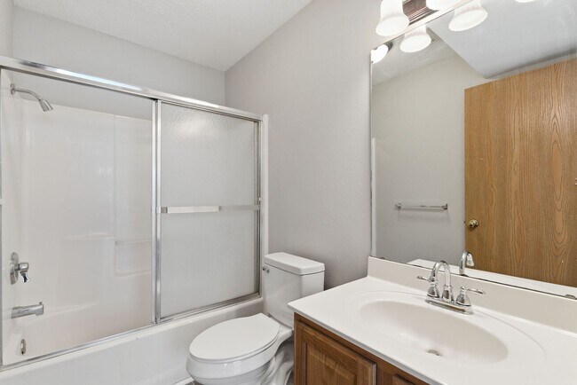 Building Photo - 2835 S Nettleton Ave