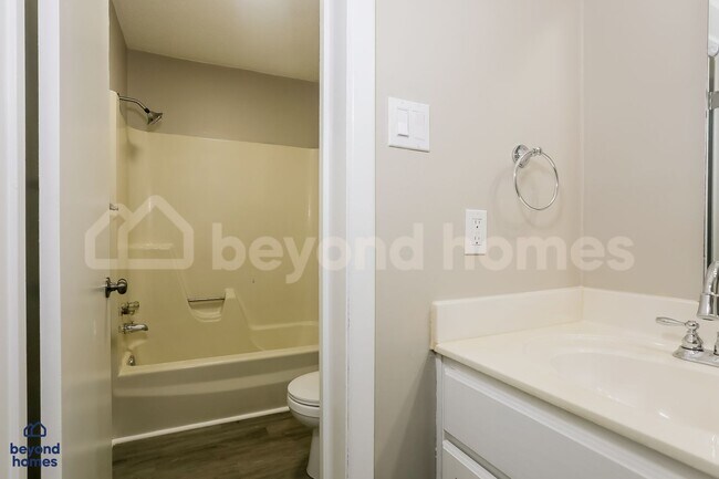Building Photo - Your Dream Family House with 4 Bed and 2 Full Bath is Ready for Move-In!