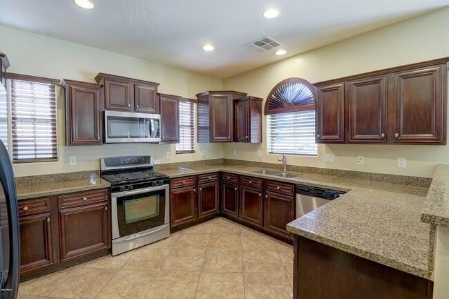 Building Photo - 15359 W Columbine Dr