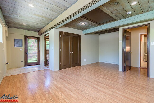Building Photo - Stunning Home | Remodeled | Desirable Loca...