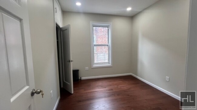 Building Photo - NEWLY  RENOVATED VERY SPACIOUS  2 BEDROOM ...