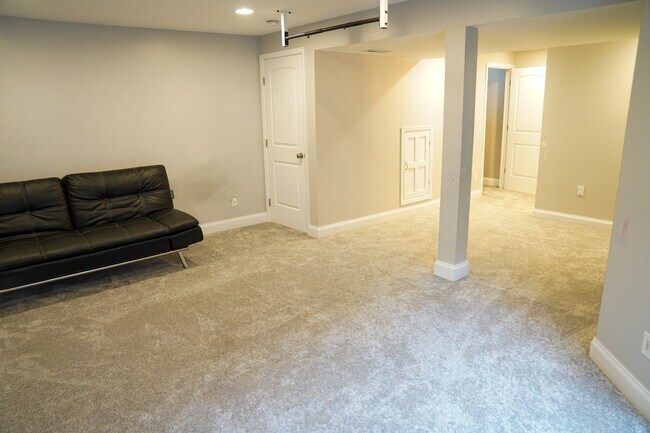 Building Photo - 381 Tynan Dr