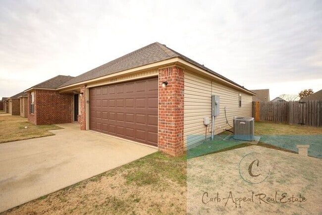 Building Photo - Beautiful 4 bed, 2 bath home with fenced back yard - Nettleton!!