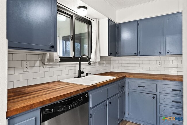 Building Photo - 2606 Lake Rd