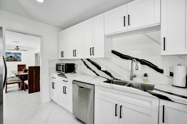 Building Photo - 1633 SE 5th Ct