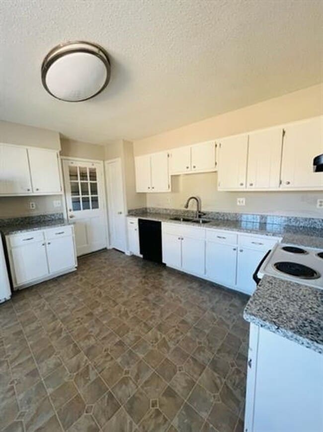 Building Photo - Stunning 5-Bedroom Home in Bartlett - Spacious, Elegant & Move-In Ready!