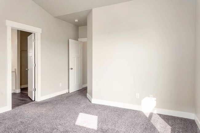 Building Photo - Beautiful Top Level Condo w 1 car garage