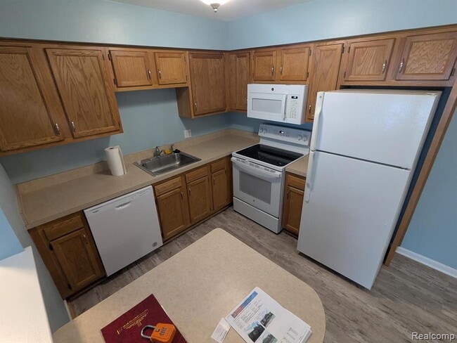 Building Photo - 6194 Richards Dr