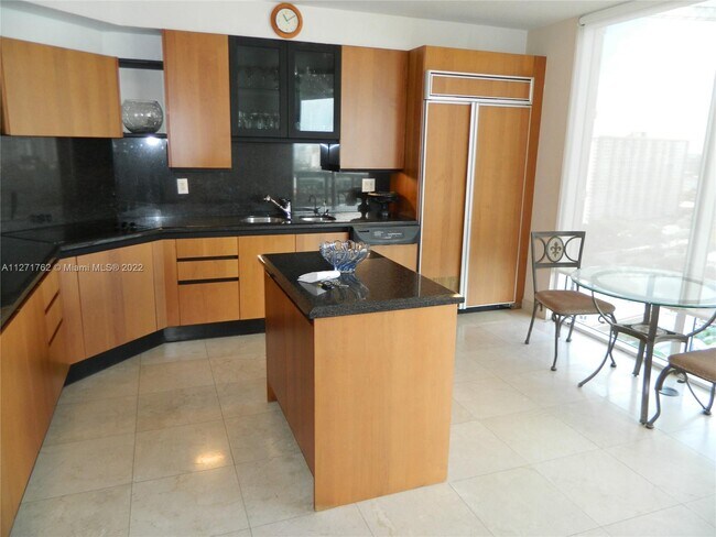 Building Photo - 17555 Collins Ave