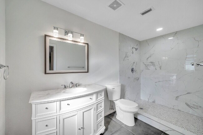 Building Photo - Modern, Move-In-Ready 3/2 Home with Spacious Yard & Garage |