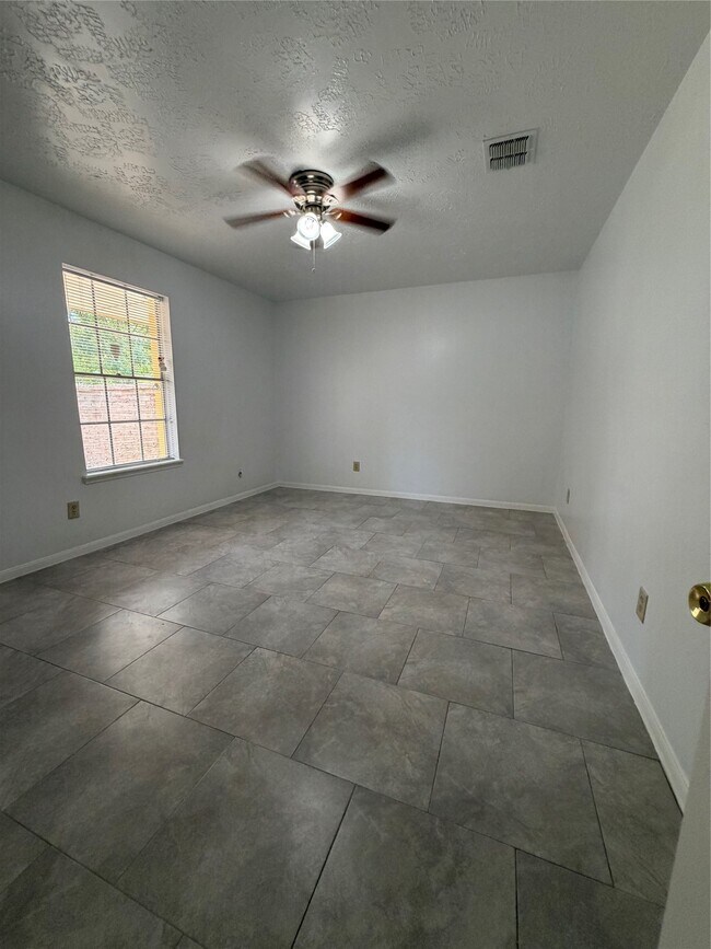 Building Photo - 9618 S Petersham Dr