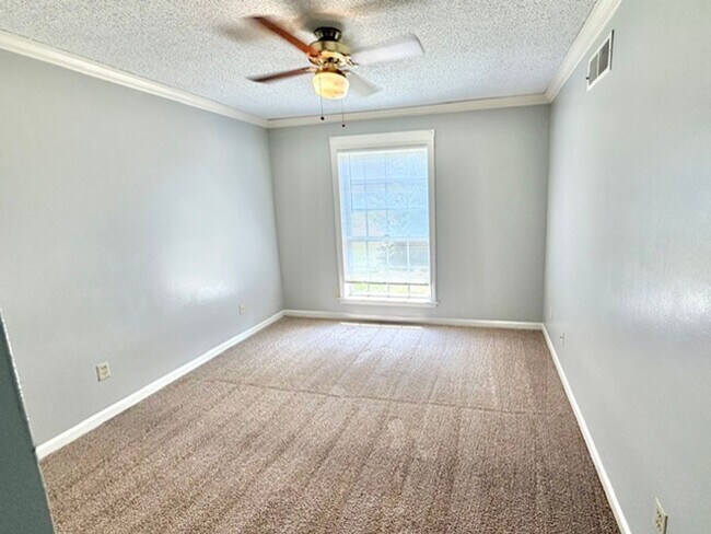 Building Photo - 5712 Robin Hop Ln