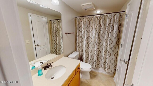 Building Photo - 1200 Beach Dr