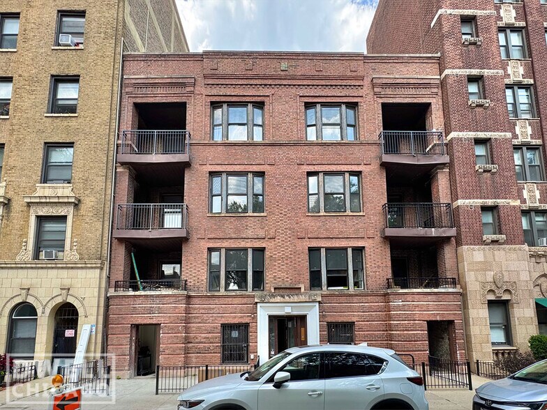 Building Photo - 725 W Waveland Ave