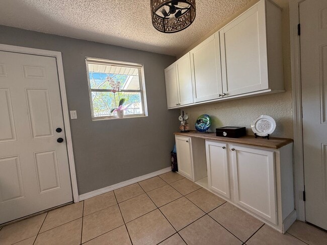 Building Photo - Great Location-3 Bedroom Daytona Beach Home w/Large AMAZING Backyard!